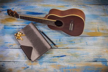 Ukulele ile defter ve kalem 
