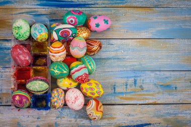 Renkli Paskalya yortusu yumurta paletle kümesi 