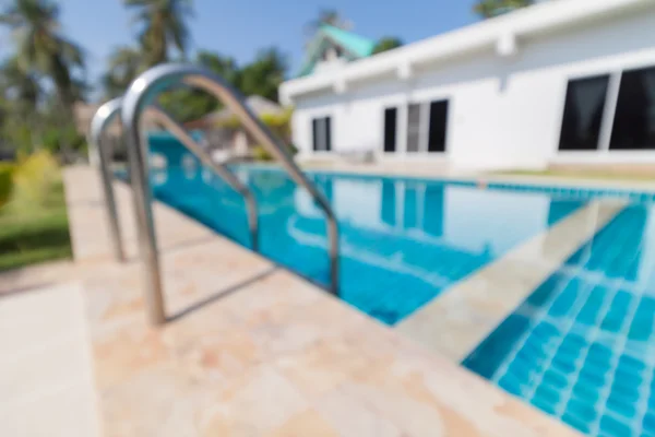 Defocus de piscina com céu azul — Fotografia de Stock