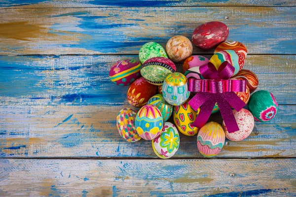 Renkli Paskalya yortusu yumurta ile mor şerit kümesi — Stok fotoğraf