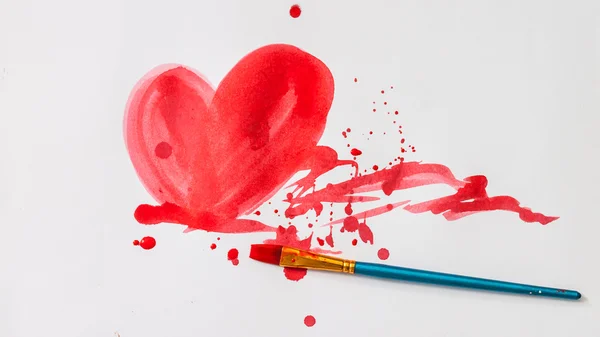 Aquarelle rouge de forme de coeur avec la couleur et le pinceau scatter — Photo