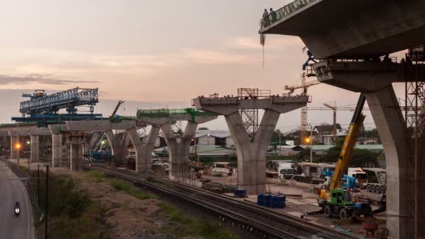 バンコク タイの道路上のトラフィックを高速道路建設現場で夜のタイムラプス日 — ストック動画
