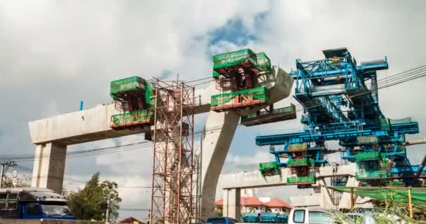 Timelapse Canteiro Obras Maneira Expressa Enquanto Máquina Ereção Viga Ponte — Vídeo de Stock