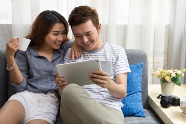 Genç Asyalı mutlu çift