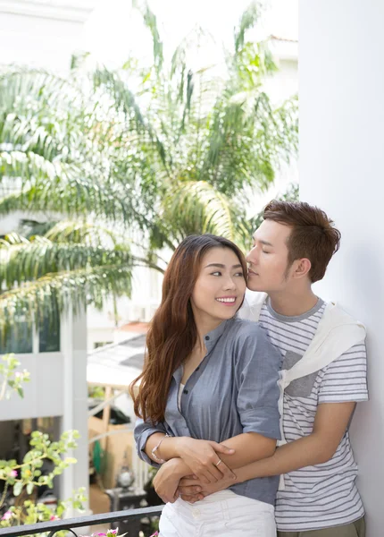 Jovem asiático casal feliz — Fotografia de Stock