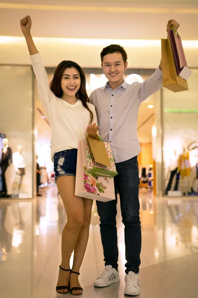 Asiático jovem casal — Fotografia de Stock