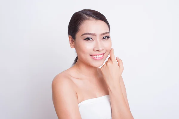 Asiático mulher bonita cuidados com a pele — Fotografia de Stock