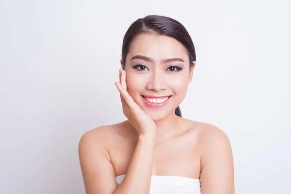 亚洲美女皮肤护理 — 图库照片