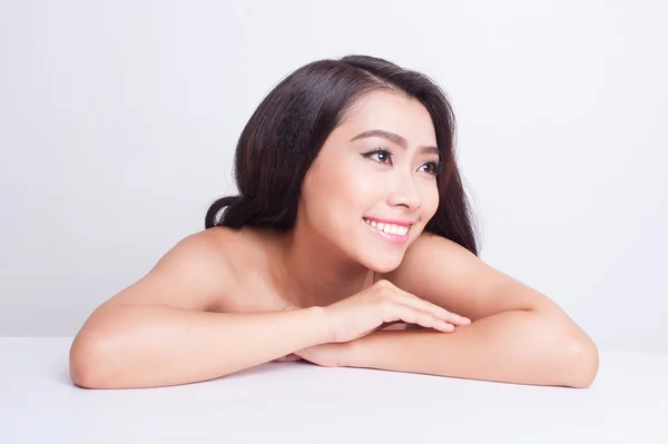 De zorg van de huid van de Aziatische mooie vrouw — Stockfoto