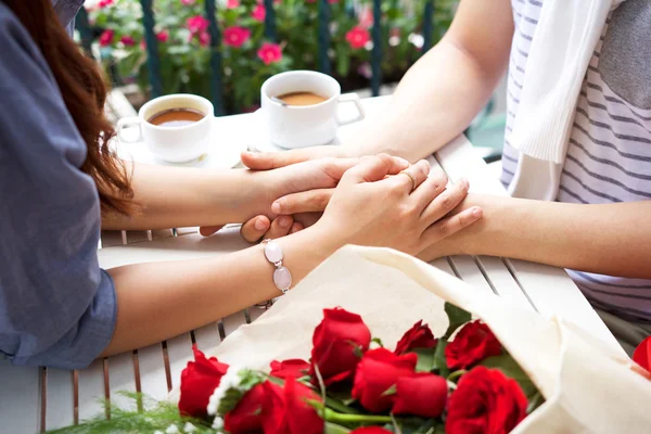 Aziatische romantische jonge paar genieten van Valentine — Stockfoto