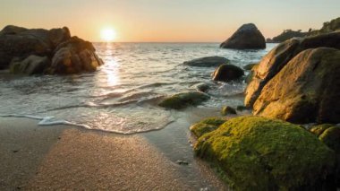 Siyahlısı sahilde kayalık deniz günbatımı