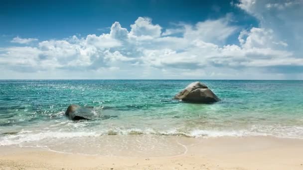 Mar com duas pedras na praia — Vídeo de Stock