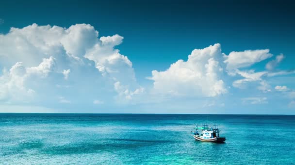 Barco solitario en el mar azul — Vídeo de stock