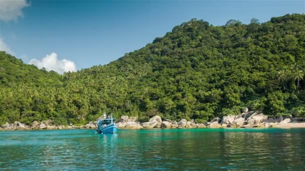 Barco azul en la bahía — Vídeos de Stock