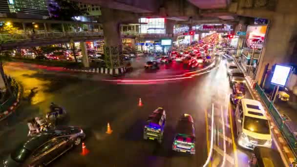 Пропуск в Бангкоке под мостом — стоковое видео