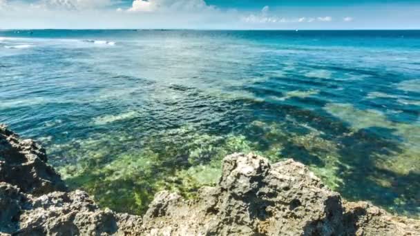 Océano olas con rocas orilla — Vídeos de Stock