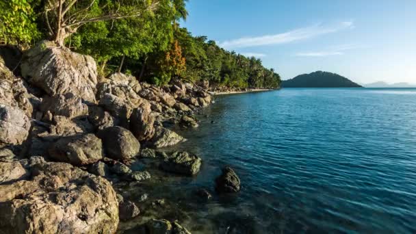 Pedras na costa tropical Vídeos De Bancos De Imagens Sem Royalties