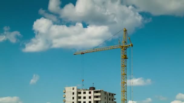 Desarrollo bajo nubes lapso de tiempo — Vídeo de stock