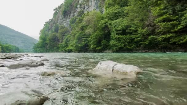 Rio de montanha e pedras — Vídeo de Stock