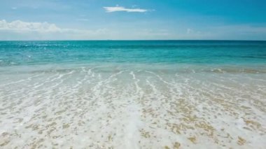 Dalgalar deniz kıyısında köpük ile