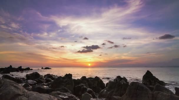 Sea sunset on rock shore pan time lapse — Stock Video