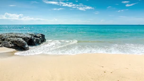 Orilla del mar con piedra grande — Vídeos de Stock