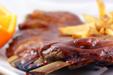 Patates kızartması ile servis ihale kaburga raf