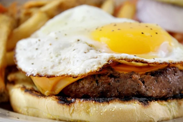 Hambúrguer com ovo frito — Fotografia de Stock