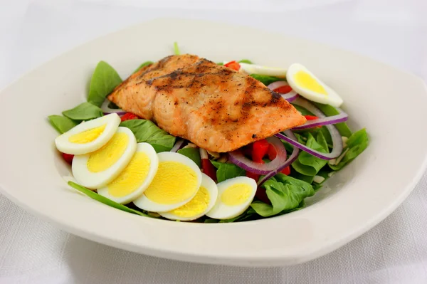 Salmon spinach salad with fresh baby spinach — Stock Photo, Image