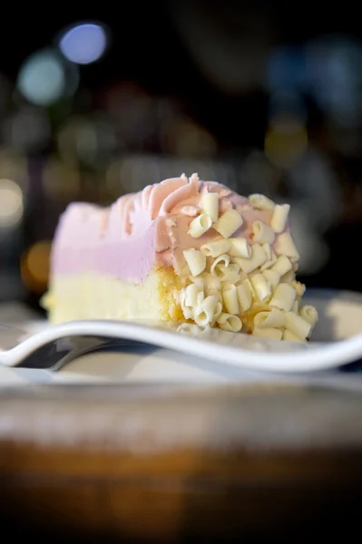 Cheesecake  with shaved white chocolate — Stock Photo, Image