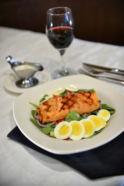 Salmon spinach salad with fresh baby spinach — Stock Photo, Image