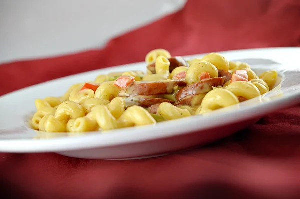 Luxuoso Mac e queijo com kielbasa — Fotografia de Stock