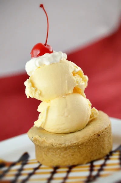 Chocolate chip cookie topped with vanilla ice cream — Stock Photo, Image