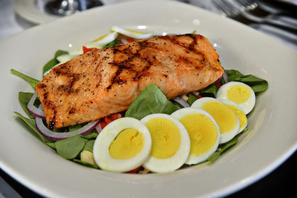 Ensalada de espinacas de salmón Fotos De Stock Sin Royalties Gratis