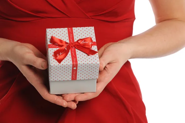 Mani della donna Holding regalo — Foto Stock