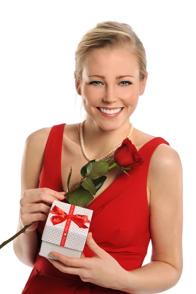 Jovem mulher segurando Rose e presente — Fotografia de Stock