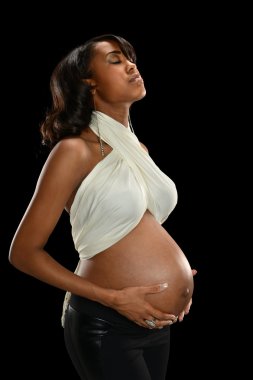 hamile Afrikalı-Amerikalı kadın