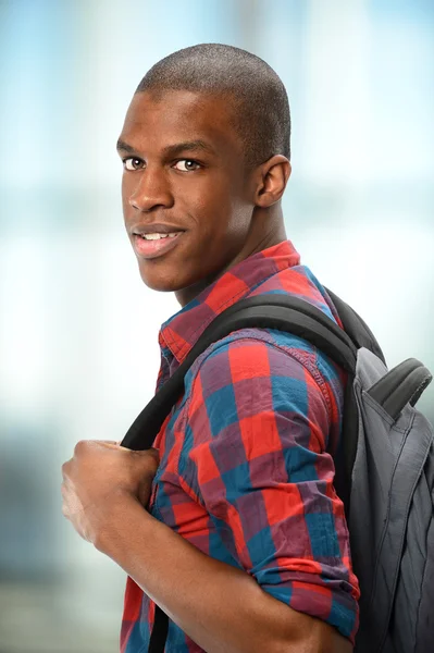 Joven afroamericano con mochila —  Fotos de Stock