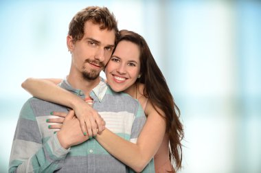 Genç Cpuple kucaklamakta