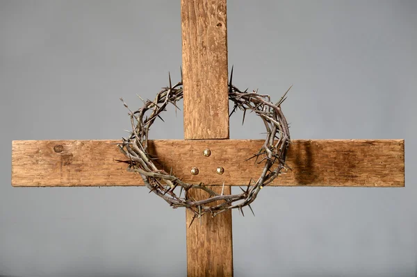 Kreuz und Dornenkrone — Stockfoto