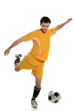 Futbolcu topa vuruyor