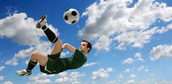 Jugador de fútbol pateando pelota —  Fotos de Stock