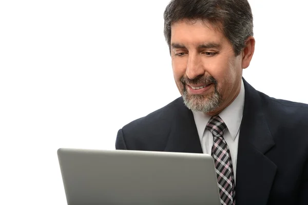 Homem de negócios hispânico usando laptop — Fotografia de Stock