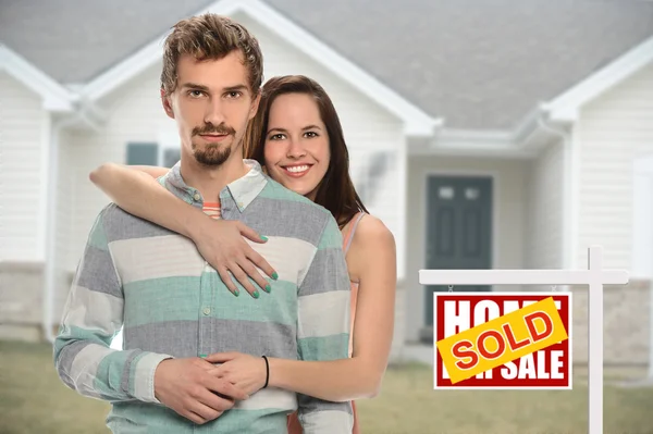 Couple inf Front of Home with Sold Sign — Stock Photo, Image