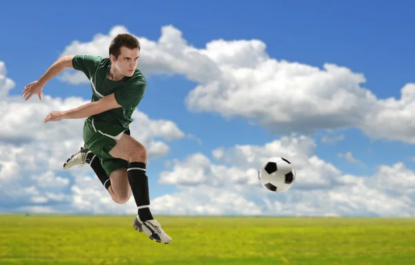 Fußballer kickt Ball — Stockfoto