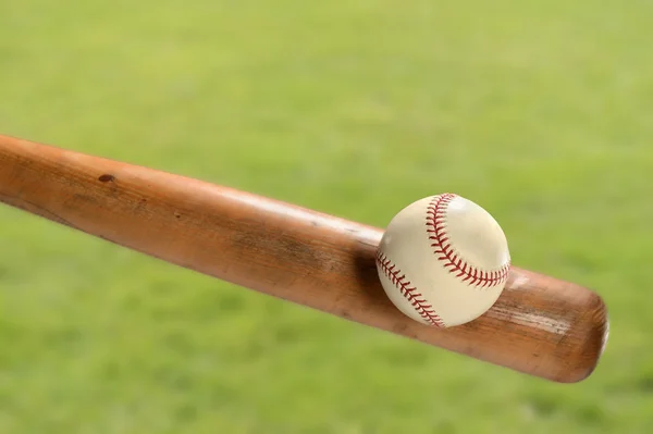 Baseballovou pálkou udeří míč — Stock fotografie