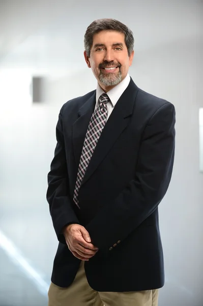 Empresario hispano sonriendo en la oficina — Foto de Stock