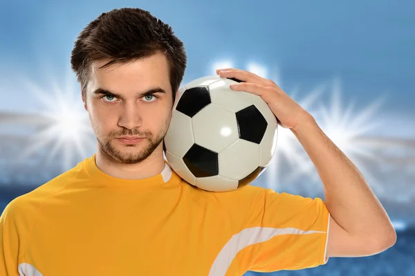 Jogador de futebol segurando bola — Fotografia de Stock