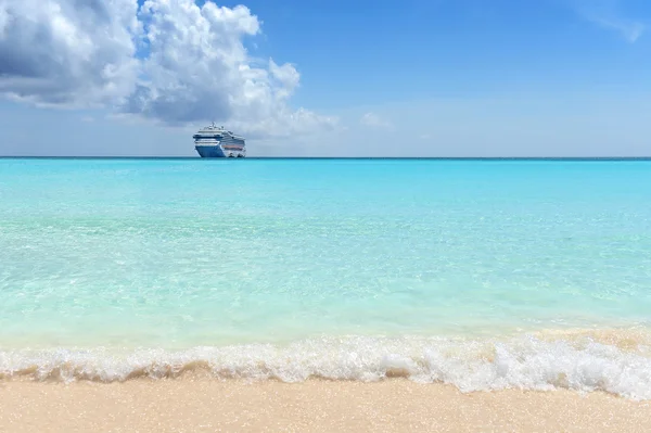 Spiaggia dei Caraibi durante il giorno luminoso — Foto Stock