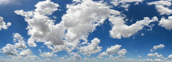 Σύννεφα κατά τη φωτεινή ημέρα — Φωτογραφία Αρχείου